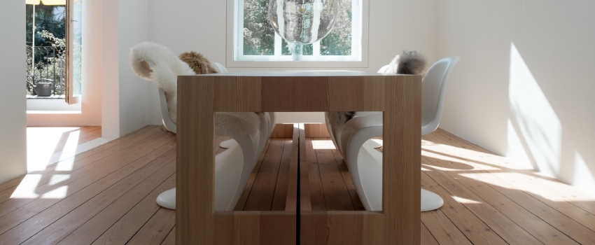 Een woonkamer met een Scandinavische inrichtingsstijl