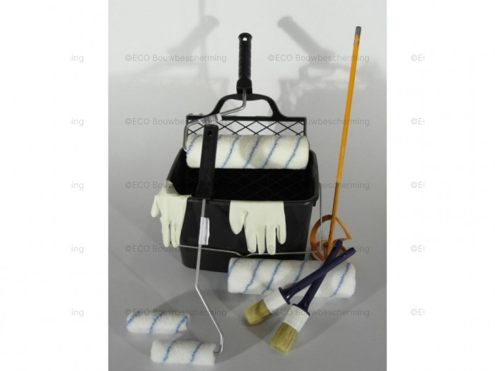Vloercoating-set ZK 8 bevat: • 1 x 10 liter emmer • 2 x Epoxy roller (25 cm) • 1 x Rollerhouder (geschikt voor 25 cm roller) • 2 x Epoxy roller (10 cm) • 1 x Rollerhouder (geschikt voor 10 cm roller) • 1 x Verfrooster (26 cm x 28 cm) • 2 x Ronde kw
