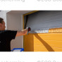 Het aanbrengen van Adler Epoxy Grund primer met een roller op een kunststof ondergrond.