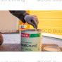 Het zorgvuldig mengen van Adler Epoxy Grund primer voor een egaal resultaat.