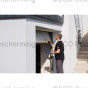 Het schilderen van een overheaddeur met Adler Epoxy Grund primer voor optimale hechting.