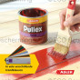 Kleurenwaaier van Adler Pullex Color lakverf samen met een kwast voor het schilderen van houtoppervlakken.