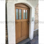 Detail van een voordeur met Adler Pullex Aqua 3in1-Lasur, showcasing de matte, gelijkmatige dekking en natuurlijke uitstraling van het hout