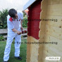 Het aanbrengen van Adler Pullex Color lakverf op een tuinhuis voor duurzame bescherming en kleur.